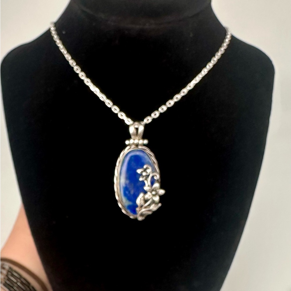 Elegant Silver and Blue Pendant Necklace